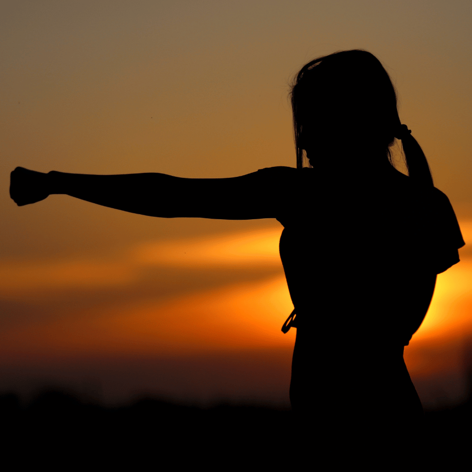 Silhouette of a person practicing strength and resilience at sunset, symbolizing the mental and physical benefits of Muira Puama (Ptychopetalum olacoides), featured on Zaira Natural.